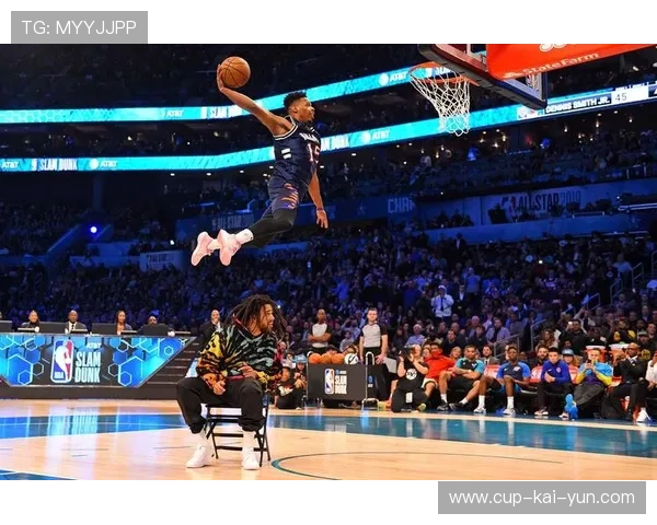 NBA球星反手扣篮罕见画面：巅峰瞬间与无与伦比的天赋